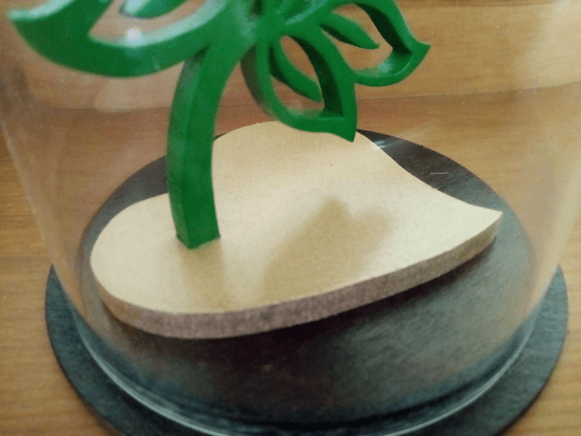 Rose en bois sous cloche - 11x19 cms
