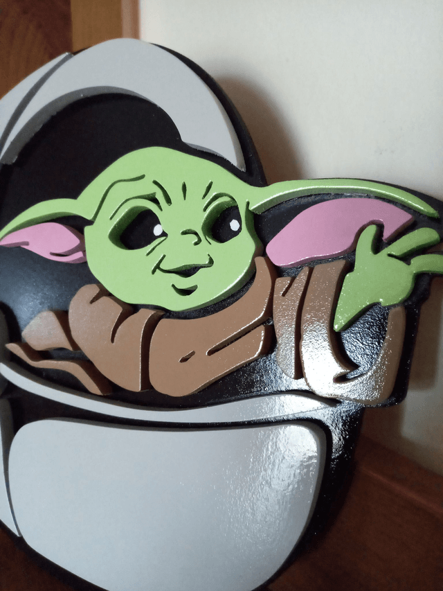 Bébé Yoda / Grogu en bois -24x21 cms