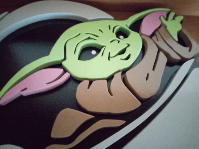 Bébé Yoda / Grogu en bois -24x21 cms