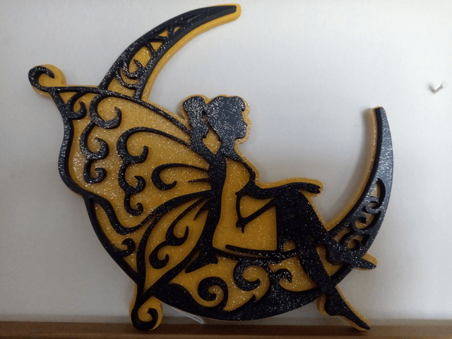 Fée chantournée sur la lune - 18x18 cms