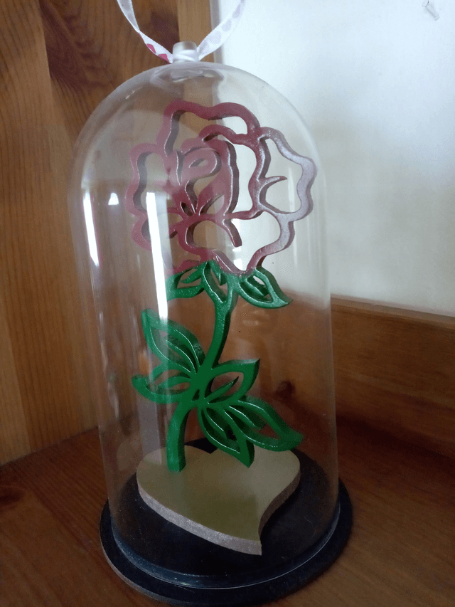 Rose en bois sous cloche - 11x19 cms